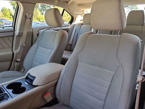 Used 2017 Ford Taurus SE image 21