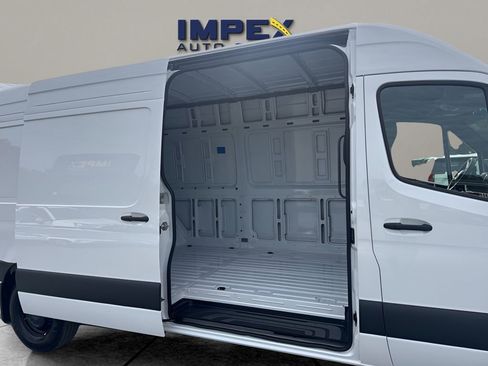 Used 2025 Mercedes-Benz Sprinter 2500 image 22