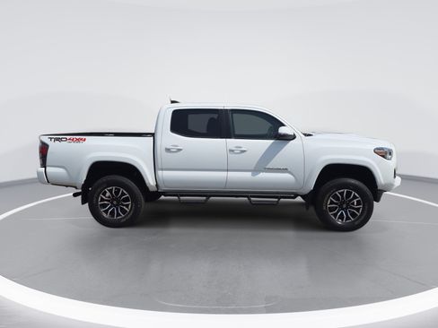 Used 2022 Toyota Tacoma TRD Sport w/ Technology Package AWD/4WD image 2