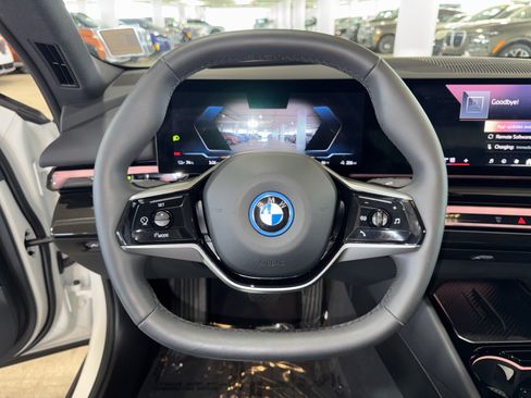 Used 2025 BMW i5 eDrive40i w/ Premium Package RWD image 21