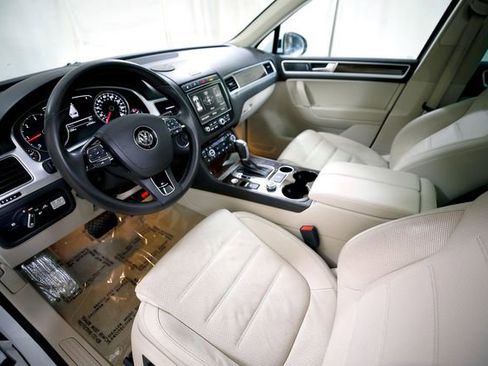 Used 2016 Volkswagen Touareg TDI image 6