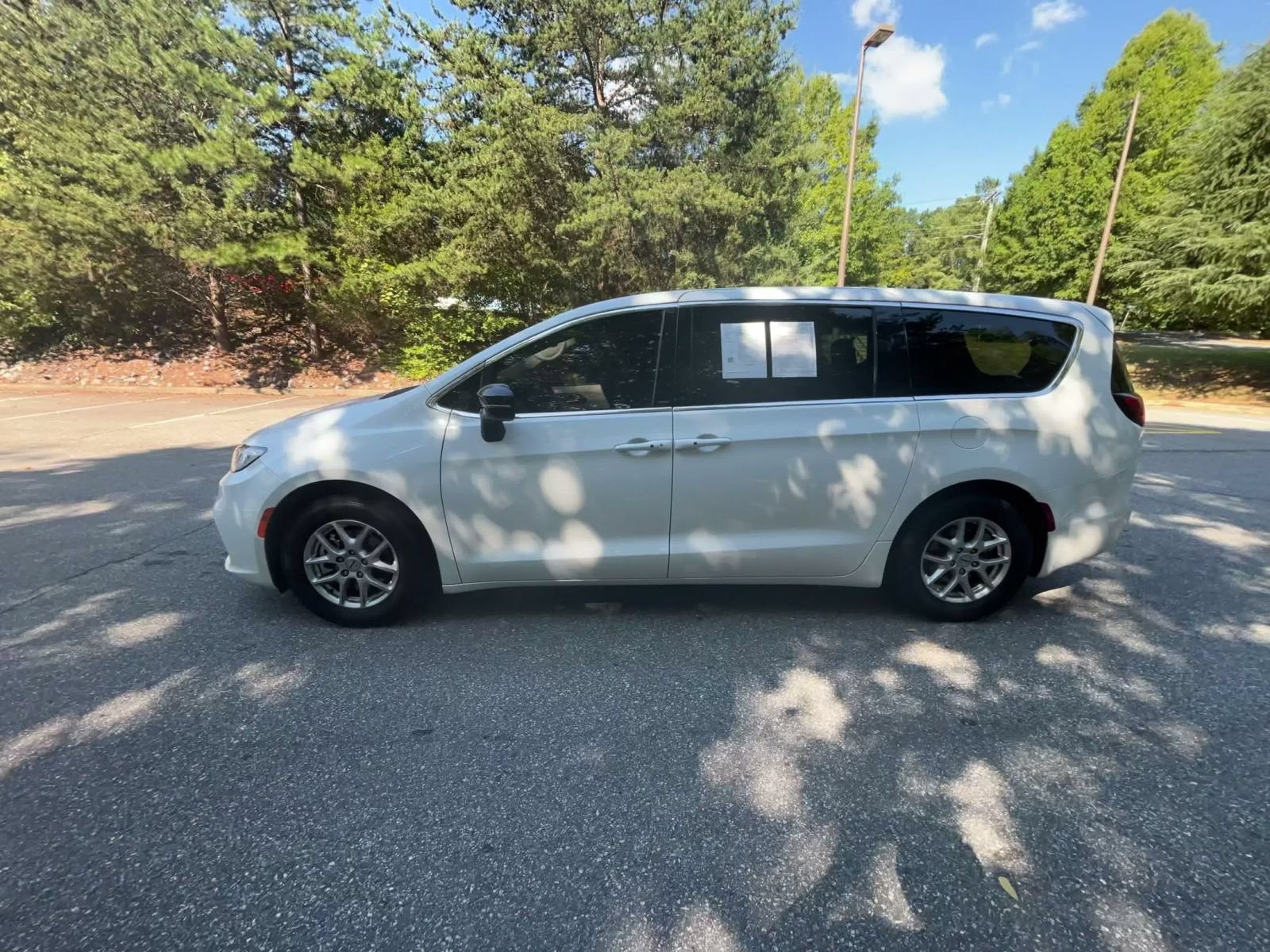 Used 2024 Chrysler Pacifica Touring-L FWD image 8
