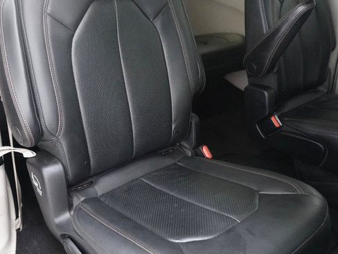Used 2019 Chrysler Pacifica Touring-L Plus FWD image 10