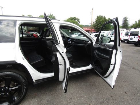 Used 2023 Jeep Grand Cherokee Limited w/ Black Appearance Package AWD/4WD image 27