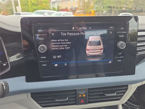 Certified 2025 Volkswagen Jetta SE w/ Sunroof Package image 19