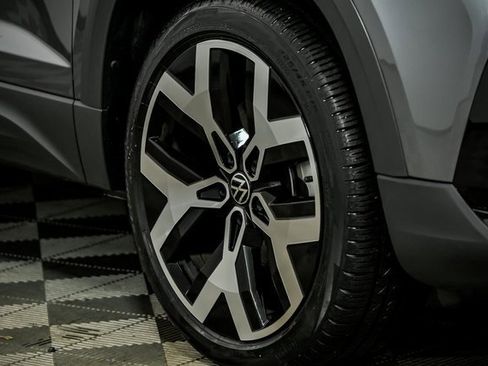 Certified 2022 Volkswagen Taos SEL w/ Panoramic Sunroof Package image 3