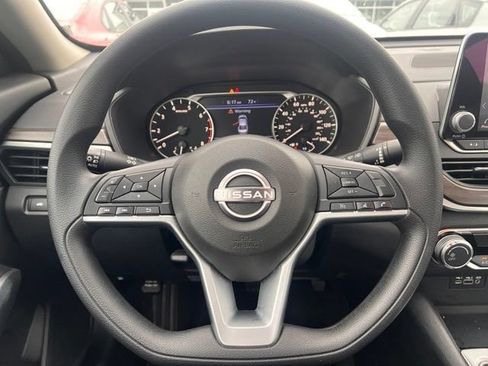 Used 2025 Nissan Altima 2.5 SV FWD image 11