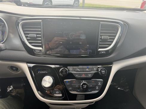 Used 2024 Chrysler Pacifica Touring-L image 33