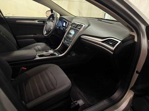 Used 2017 Ford Fusion SE w/ Fusion SE Technology Package image 27