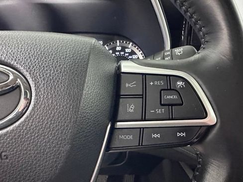 Used 2023 Toyota Highlander XLE AWD/4WD image 28