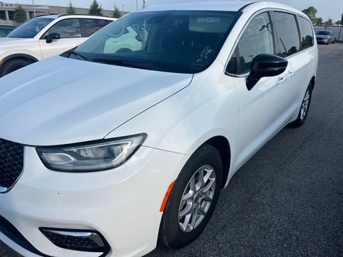 Used 2024 Chrysler Pacifica Touring-L FWD image 1