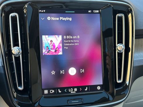 Certified 2023 Volvo XC40 B5 Plus image 23