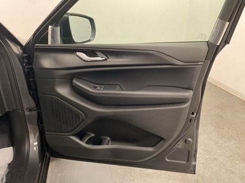 Used 2025 Jeep Grand Cherokee Laredo X w/ Luxury Tech Group I image 27