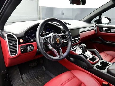 Used 2023 Porsche Cayenne Platinum Edition image 4