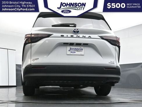 Used 2024 Toyota Sienna XLE FWD image 32