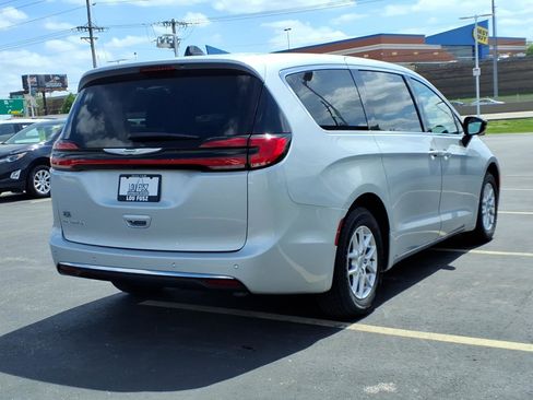 Used 2024 Chrysler Pacifica Touring-L FWD image 28