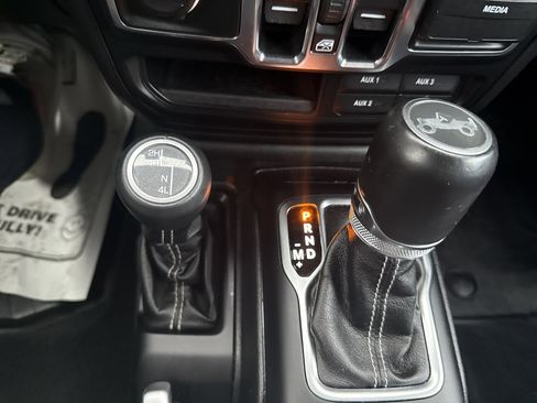 Used 2018 Jeep Wrangler Unlimited Sahara image 27