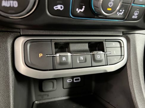 Used 2023 GMC Acadia SLE FWD image 16