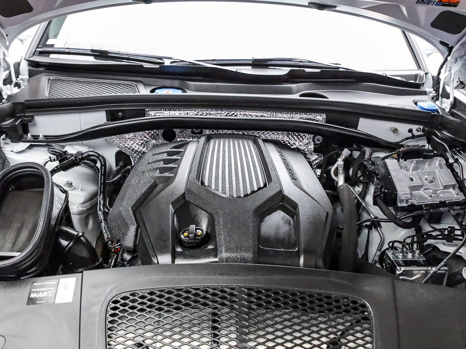 Certified 2026 Porsche Macan AWD/4WD image 29