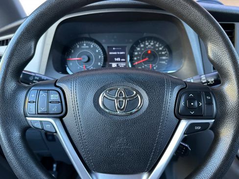 Used 2015 Toyota Sienna LE image 24