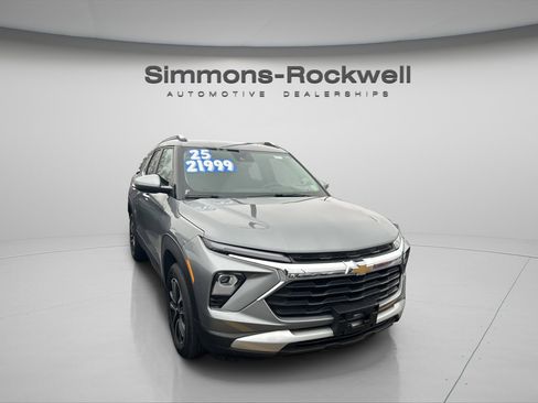 Used 2025 Chevrolet TrailBlazer LT w/ Driver Confidence Package image 2