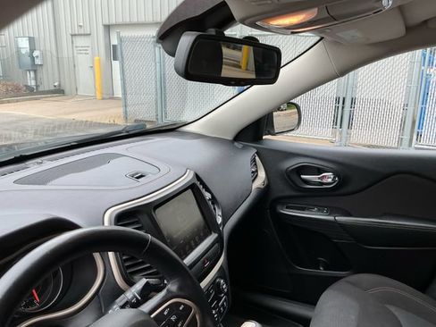 Used 2016 Jeep Cherokee Latitude w/ Cold Weather Group FWD image 24