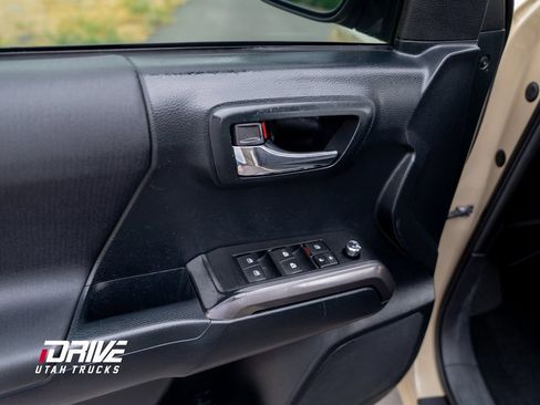 Used 2016 Toyota Tacoma TRD Off-Road image 31