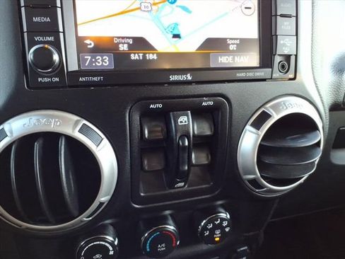 Used 2018 Jeep Wrangler Unlimited Sahara w/ Connectivity Group image 30