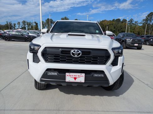 Used 2024 Toyota Tacoma TRD Sport image 2