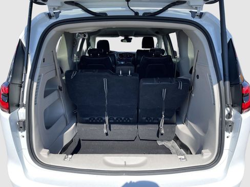 Used 2022 Chrysler Pacifica Touring-L FWD image 17