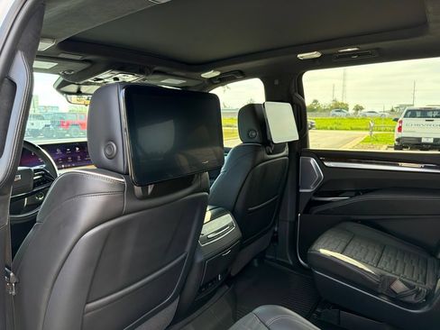Used 2025 Cadillac Escalade ESV Sport Platinum w/ LPO, ONYX Package AWD/4WD image 17