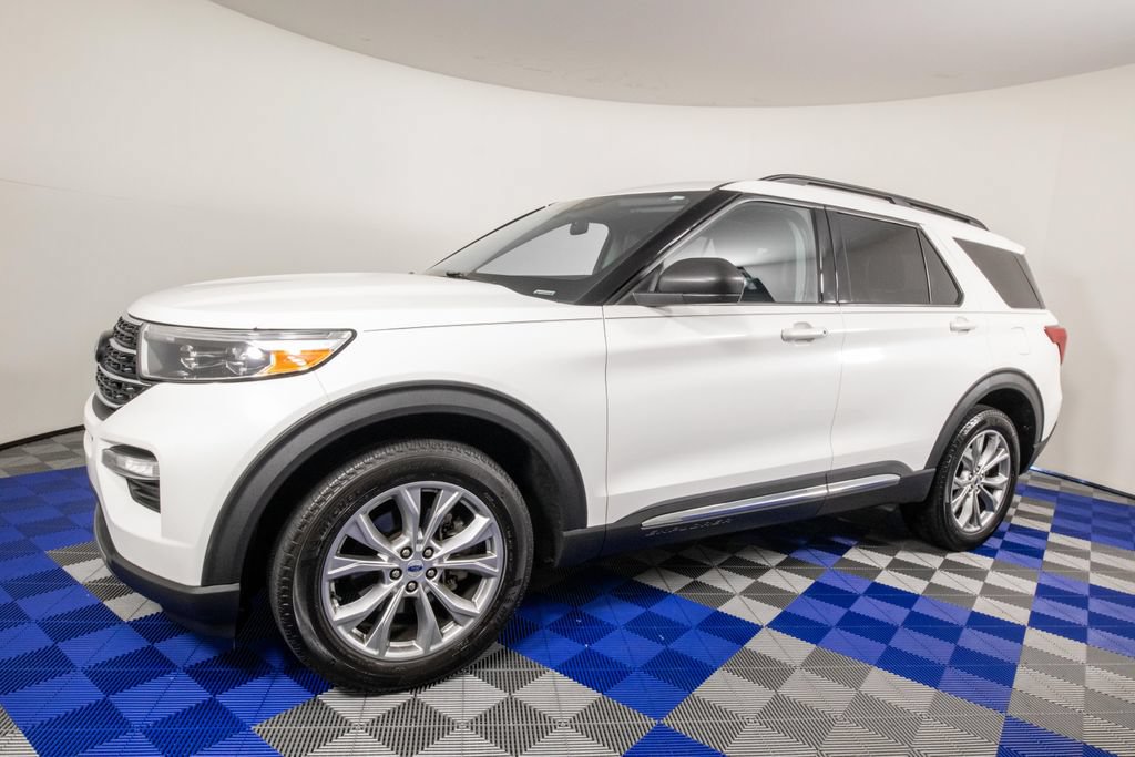 Used 2023 Ford Explorer XLT w/ Equipment Group 202A AWD/4WD image 2