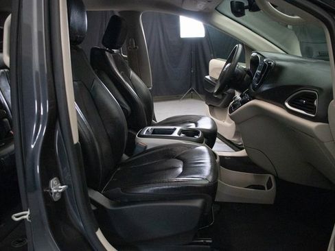 Used 2022 Chrysler Pacifica Touring-L image 16