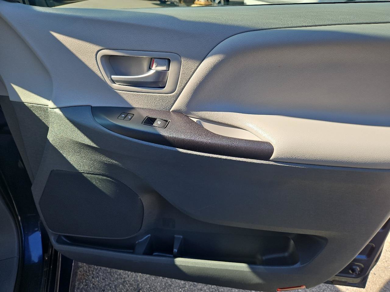 Used 2020 Toyota Sienna LE FWD image 19