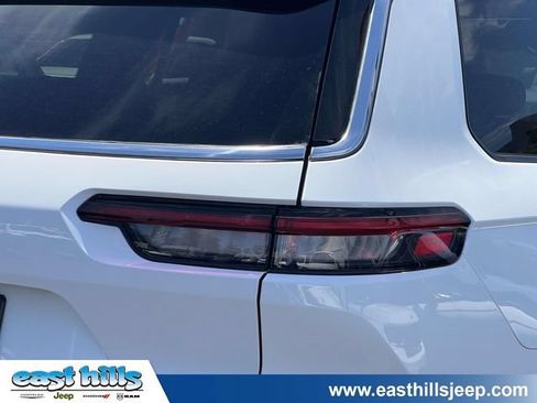 Used 2023 Jeep Grand Cherokee L Limited AWD/4WD image 9