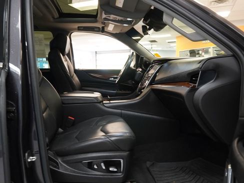 Used 2017 Cadillac Escalade ESV Luxury AWD/4WD image 30