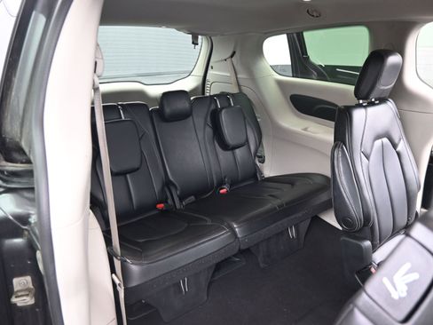 Used 2023 Chrysler Pacifica Touring-L image 20