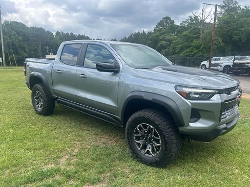 Used 2025 Chevrolet Colorado ZR2 w/ Technology Package AWD/4WD image 8