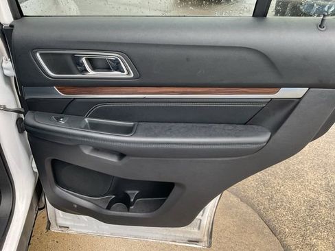Used 2017 Ford Explorer Limited image 32