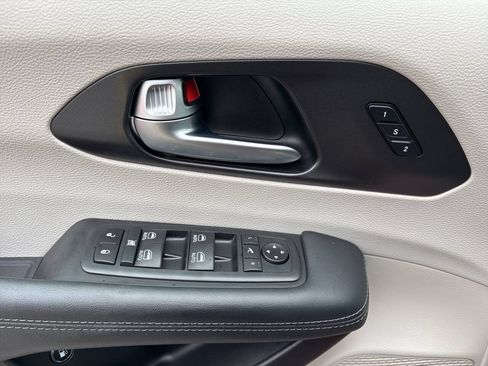 Used 2020 Chrysler Pacifica Limited w/ Advanced Safetytec Group FWD image 23