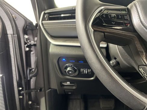 Used 2022 Jeep Grand Cherokee Overland w/ Luxury Tech Group IV AWD/4WD image 13