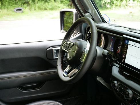 Used 2024 Jeep Wrangler Unlimited Sahara AWD/4WD image 41