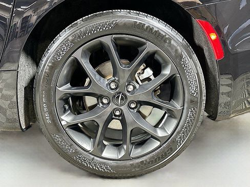 Used 2025 Chrysler Pacifica Limited image 32