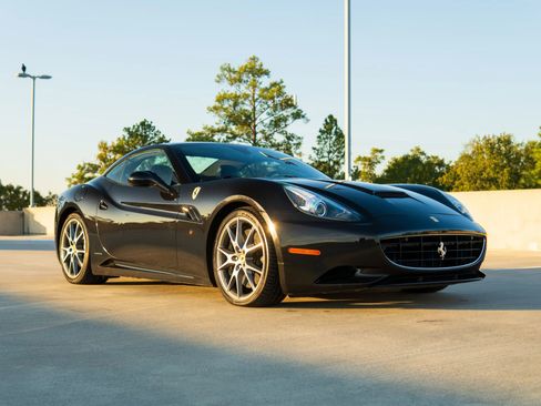 Used 2010 Ferrari California RWD image 17
