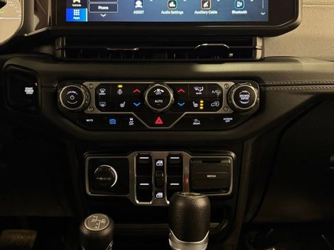 Used 2024 Jeep Wrangler Unlimited Sahara image 24