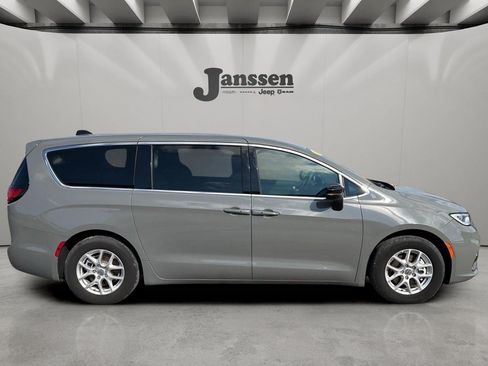 Used 2025 Chrysler Pacifica Select FWD image 6