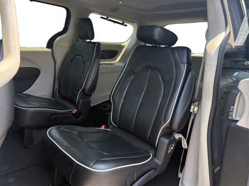Certified 2023 Chrysler Pacifica Limited image 14