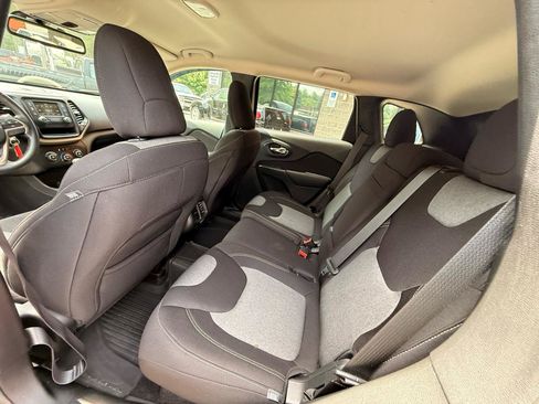 Used 2017 Jeep Cherokee Sport FWD image 14