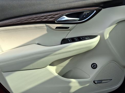 Used 2022 Buick Envision Avenir w/ Technology Package II image 12