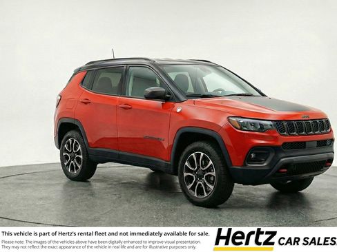 Used 2025 Jeep Compass Trailhawk AWD/4WD image 1